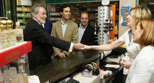Gobierno de España | Fernández visita a los farmacéuticos catalanes 95-582997169-g-20090521151230_938604666