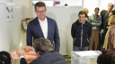 Alberto Núñez Feijóo ejerciendo su derecho al voto...