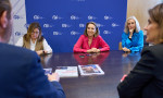 Cuca Gamarra, Marta González y Sandra Moneo durante la reunión celebrada con ANAR