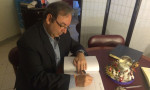 El secretario general del Partido Popular en EE.UU., Juan José Núñez, firma en el libro de honor de visitantes