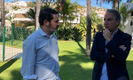 El coordinador general, Elías Bendodo, atiende a los medios en Estepona