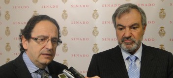 Los senadores Luis Aznar y Luis Peral hacen declaraciones a los medios de comunicación
