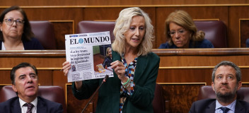 Marta González  durante la sesión de control al Gobierno