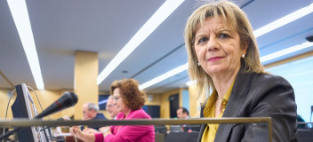 Elvira Velasco en la Comisión de Sanidad y Consumo Elvira Velasco en la Comisión de Sanidad y Consumo