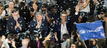 Alberto Núñez Feijóo, Alfonso Rueda y Mariano Rajoy en la plaza de toros de Pontevedra