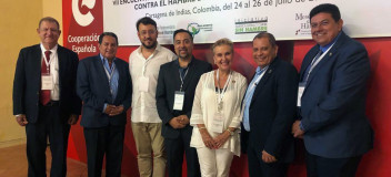 La senadora del Partido Popular, Carmen Quintanilla, junto a otros asistentes.