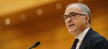 El senador por Valencia, Fernando de Rosa, durante el Pleno El senador por Valencia, Fernando de Rosa, durante el Pleno