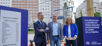 Elías Bendodo, Juan Bravo e Inmaculada Sanz en la Plaza de España Elías Bendodo, Juan Bravo e Inmaculada Sanz en la Plaza de España