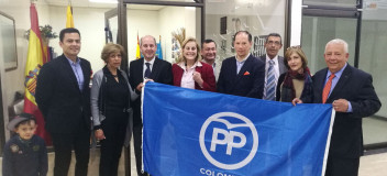 Ramón Moreno con compañeros del PP de Colombia