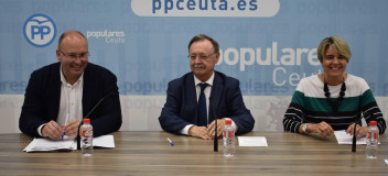 El vicesecretario de Organización, Miguel Tellado, junto a Juan Jesús Vivas, presidente del PP de Ceuta, y Yolanda Bel, secretaria general del partido en la ciudad autónoma.