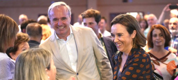 La secretaria general del Partido Popular, Cuca Gamarra, acompañada de Jorge Azcón, presidente del PP de Aragón y alcalde de Zaragoza