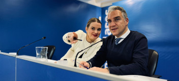 El coordinador general del Partido Popular, Elías Bendodo, junto a Marga Prohens, candidata del PP a la presidencia de Baleares y presidenta del PP de las Islas Baleares