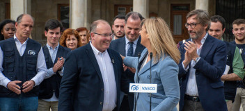 El vicesecretario de Organización, Miguel Tellado, en su visita a Vitoria junto a Carlos Iturgaiz, presidente del PP Vasco, e Iñaki Oyarzabal e Ainhoa Domaica