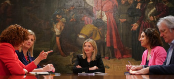 Alicia García en un encuentro con representantes de la Organización de Consumidores y Usuarios