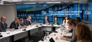 Cuca Gamarra, Elías Bendodo y Ester Muñoz durante una reunión con consejeros de educación del PP para desarrollar los acuerdos de la Declaración de Córdoba.