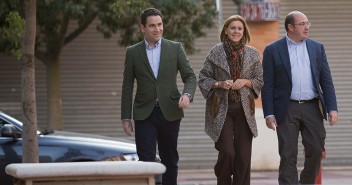 María Dolores de Cospedal con Teodoro García Egea y Pedro Antonio Sánchez a su llegada al acto