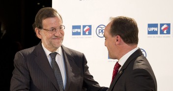 Mariano Rajoy firma el acuerdo con UPN para ir juntos a las elecciones generales