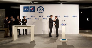 Mariano Rajoy firma un acuerdo con UPN para ir juntos a las elecciones generales