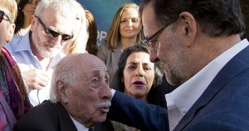 Mariano Rajoy con el afiliado más antiguo del PP de Huelcar