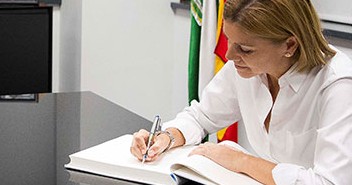 Mª Dolores de Cospedal firma en la sede del PP de Granada