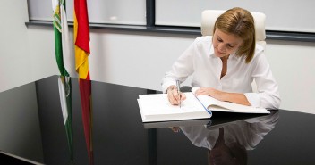 Mª Dolores de Cospedal firma en la sede del PP de Granada