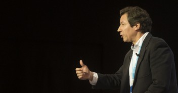 Carlos Floriano presentando sus conclusiones en la Convención Nacional 