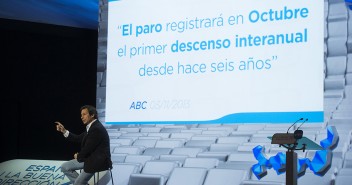 Carlos Floriano mientras presentaba sus conclusiones en la Convención