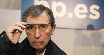 Don Carlos Argos con las Google Glass en la Convención Nacional