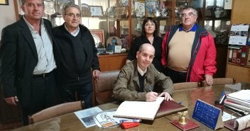 Ramón Moreno Bustos firma en el libro de visitas del Centro Valle Miñor en Montevideo/Uruguay