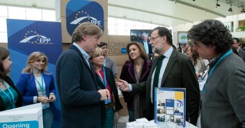 Visita del Presidente del PP, Mariano Rajoy al stand del PPE 