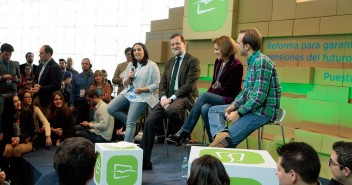 Mariano Rajoy y Mª Dolores de Cospedal junto a la Presidenta y el Secretario General de NNGG Beatriz Jurado y Javi Dorado 