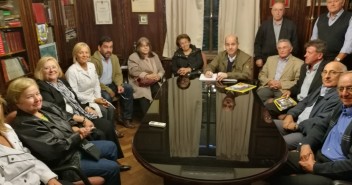 Ramón Moreno Bustos asiste a una reunión en el Hogar Español de Ancianos de Montevideo/Uruguay