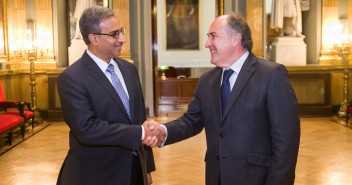 El senador popular José Ignacio Landaluce con el embajador de la India, Venkatesh Varma