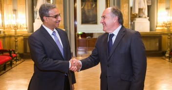 El senador popular José Ignacio Landaluce con el embajador de la India, Venkatesh Varma