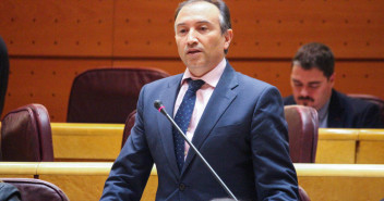 Laureano León durante su intervención en el Senado
