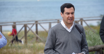  Juanma Moreno en la playa de El Portil (Huelva)