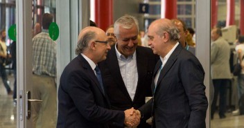 El Ministro de Hacienda, Cristóbal Montoro junto al Ministro del Interior, Jorge Fernández Díaz y el Vicesecretario de política Autonómica, Javier Arenas