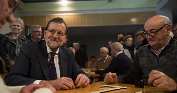 Mariano Rajoy juega al dominó con unos jubilados