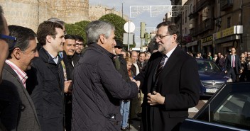 Mariano Rajoy saluda a Adolfo Suárez Illana a su llegada al acto