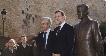 Mariano Rajoy y Adolfo Suárez Illana con la estatua de Adolfo Suárez