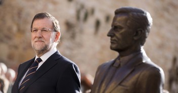 Mariano Rajoy con la estatua de Adolfo Suárez