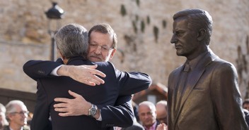 Mariano Rajoy abraza a Adolfo Suárez Illana