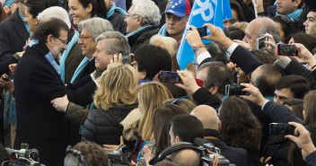 Mariano Rajoy saluda a Leopoldo López en el acto de central de campaña en Madrid