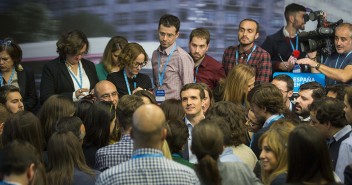 Pablo Casado con periodistas