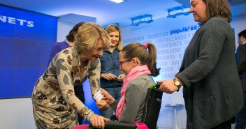 Andrea Levy y Esperanza Aguirre en el acto de entrega de carnets a nuevos afiliados y simpatizantes del PP de Madrid