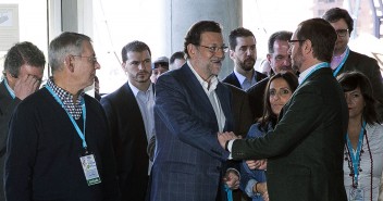 Mariano Rajoy saludando a Javier Maroto