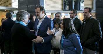 Rajoy saludando a Leopoldo Lopez a su llegada al foro