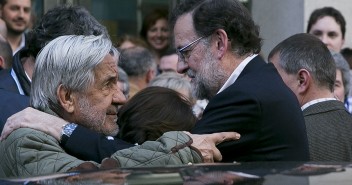 Mariano Rajoy se baja del coche para saludar a Adriano Marqués de Magallanes