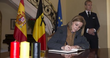 María Dolores Cospedal firma en el Libro de Condolencias en la residencia del embajador de Bélgica en España, Pierre Labouverie