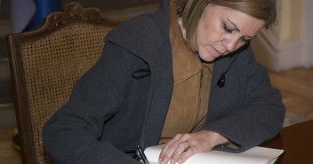 María Dolores Cospedal firma en el Libro de Condolencias en la residencia del embajador de Bélgica en España, Pierre Labouverie